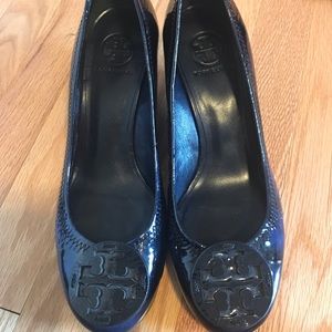 Tory Burch navy blue pumps - size 10